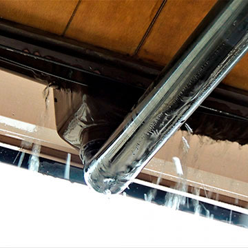 伊藤瓦店：壊れた雨樋