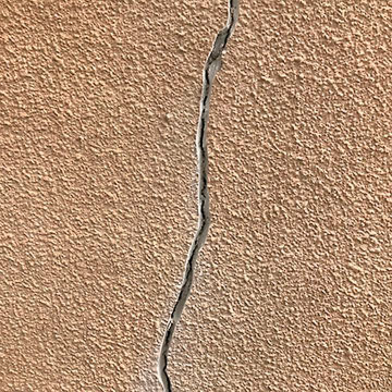 伊藤瓦店：外壁のひび割れ